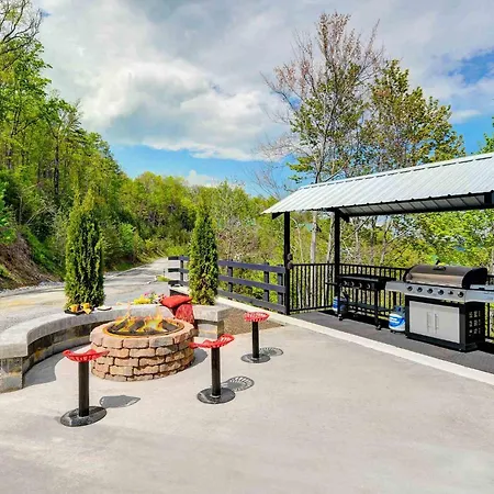 Skyview Mansion:13Bdrm, 17Bath, Sleeps 70, Indoor Pool, Amazing Views Villa